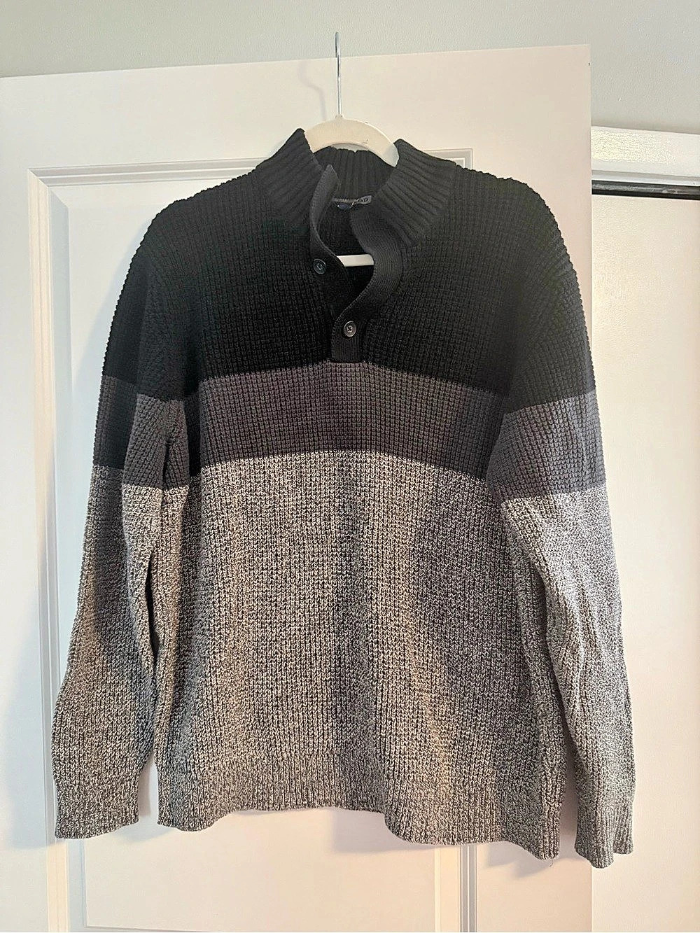 IZOD Men's Color Block Sweater Like New